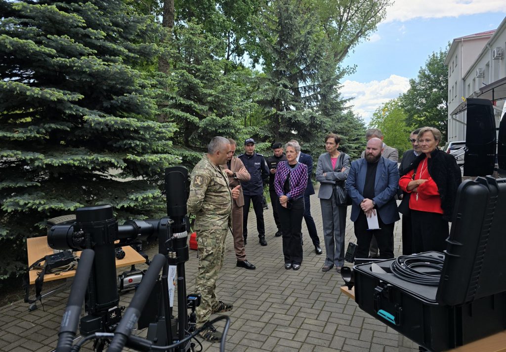 GFFO Embassy visit demostration of equipment.