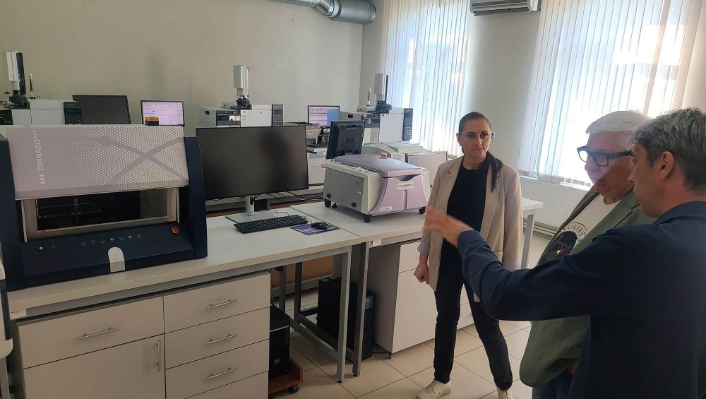 Handover of the M4 Tornado Plus spectrometer to GPI in Moldova, with a demonstration of the device's operation. The procurement was facilitated by the GS-Foundation.