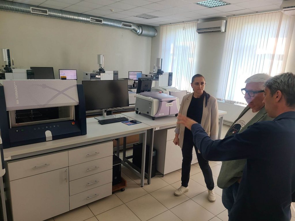 Handover of the M4 Tornado Plus spectrometer to GPI in Moldova, with a demonstration of the device's operation. The procurement was facilitated by the GS-Foundation.