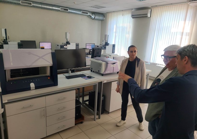 Handover of the M4 Tornado Plus spectrometer to GPI in Moldova, with a demonstration of the device's operation. The procurement was facilitated by the GS-Foundation.